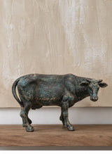 Vacca — Escultura decorativa de vaca, vista lateral, pátina verde óxido - La Cassa Mia