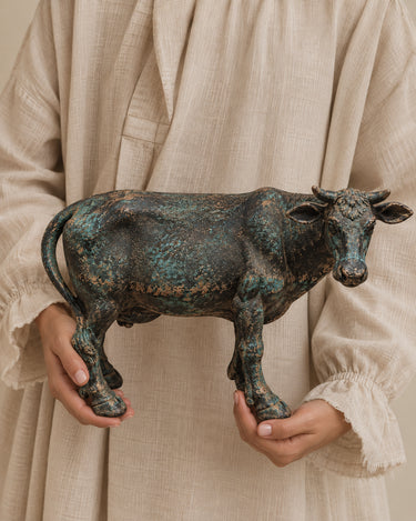 Vacca — Escultura de vaca en marmolina, referencia de tamaño sostenida en mano - La Cassa Mia