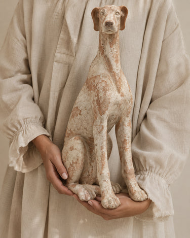 Vento — Escultura de galgo en marmolina, referencia de tamaño sostenida en mano - La Cassa Mia